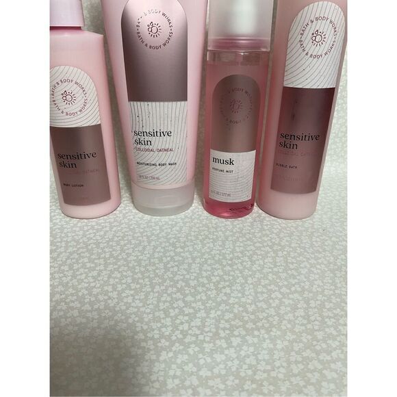 Bath and Body Works SENSITIVE SKIN COLLOIDAL OATMEAL 4 Piece Set - Picture 2 of 9